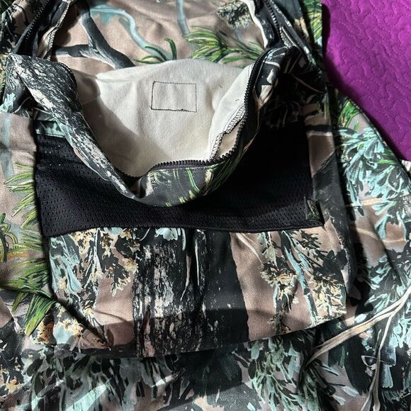 Wayne Carlton 2X hunting vest with build in back pack- many pockets ! - Picture 6 of 14